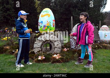 31.03.2015., Cazma, Grabovnica, Croatie - le spectacle de lumière de Pâques de la famille Salaj comprend 10 000 œufs de Pâques éclairés. L'ingénieur à la retraite Zlatko Salaj et sa famille dans leur propriété, situé à quelques kilomètres à l'est de la petite ville de Cazma, voulaient faire la plus grande atmosphère de vacances jamais. Ils ont eu la chance de voir la compagnie d'électricité installer une nouvelle sous-station à proximité il y a quelques années, fournissant suffisamment d'électricité pour alimenter le spectacle lumineux. Le projet est financé en partie par des parrainages, et en partie par des droits d'entrée, mais la majeure partie de l'argent et du travail pour le maintenir au cours des années a été mis en place par la Sala Banque D'Images