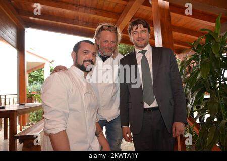 Motard de renommée mondiale, producteur, présentateur de télévision, écrivain, acteur, L'artiste et cinéaste de la voix Henry Cole capture le spectacle de la chaîne de Voyage avec le chef David Skoko et le ministre du tourisme Darko Lorencin à la taverne Batelina. Banque D'Images