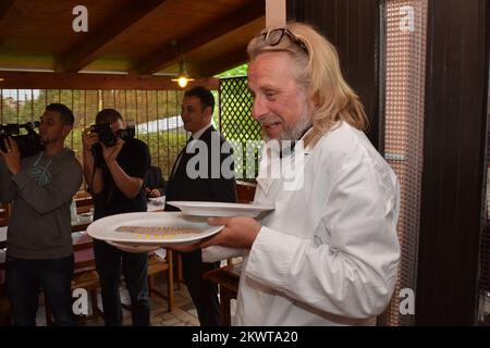 Motard de renommée mondiale, producteur, présentateur de télévision, écrivain, acteur, L'artiste et cinéaste de la voix Henry Cole capture le spectacle de la chaîne de Voyage avec le chef David Skoko et le ministre du tourisme Darko Lorencin à la taverne Batelina. Banque D'Images