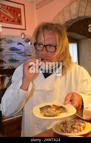 Motard de renommée mondiale, producteur, présentateur de télévision, écrivain, acteur, L'artiste et cinéaste de la voix Henry Cole capture le spectacle de la chaîne de Voyage avec le chef David Skoko et le ministre du tourisme Darko Lorencin à la taverne Batelina. Banque D'Images