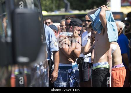 Split, Croatie - corps de malheureux Irishman trouvé en mer. Le cadavre sera transporté au service de pathologie de la Firule de Split KBC où l'autopsie déterminera la cause du décès. Irishman a disparu début mardi, suivi immédiatement de recherches intensives. Ce jour-là, le jeune homme (qui était apparemment au Festival Ultra Europe) a grimpé le mât du bateau ancré Sagena, d'où il s'est plongé dans la mer et s'est probablement noyé. Ses amis regardaient l'extraction du corps et se mirent. Banque D'Images