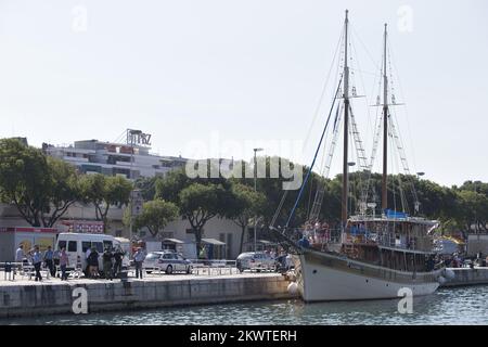 Split, Croatie - corps de malheureux Irishman trouvé en mer. Le cadavre sera transporté au service de pathologie de la Firule de Split KBC où l'autopsie déterminera la cause du décès. Irishman a disparu début mardi, suivi immédiatement de recherches intensives. Ce jour-là, le jeune homme (qui était apparemment au Festival Ultra Europe) a grimpé le mât du bateau ancré Sagena, d'où il s'est plongé dans la mer et s'est probablement noyé. Ses amis regardaient l'extraction du corps et se mirent. Banque D'Images