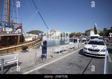 Split, Croatie - corps de malheureux Irishman trouvé en mer. Le cadavre sera transporté au service de pathologie de la Firule de Split KBC où l'autopsie déterminera la cause du décès. Irishman a disparu début mardi, suivi immédiatement de recherches intensives. Ce jour-là, le jeune homme (qui était apparemment au Festival Ultra Europe) a grimpé le mât du bateau ancré Sagena, d'où il s'est plongé dans la mer et s'est probablement noyé. Ses amis regardaient l'extraction du corps et se mirent. Banque D'Images