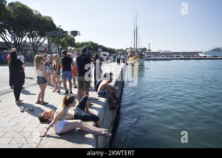Split, Croatie - corps de malheureux Irishman trouvé en mer. Le cadavre sera transporté au service de pathologie de la Firule de Split KBC où l'autopsie déterminera la cause du décès. Irishman a disparu début mardi, suivi immédiatement de recherches intensives. Ce jour-là, le jeune homme (qui était apparemment au Festival Ultra Europe) a grimpé le mât du bateau ancré Sagena, d'où il s'est plongé dans la mer et s'est probablement noyé. Ses amis regardaient l'extraction du corps et se mirent. Banque D'Images