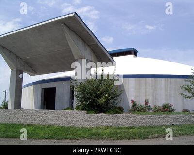 Des Moines, Iowa, 24 juillet 2004 ce refuge de tornades pour 400 campeurs au champ de foire de l'État de l'Iowa, à l'extérieur des Moines, a été achevé en 2003. L'abri de 5 200 pieds carrés mesure 100 pieds de long sur 71 pieds de large. Lorsqu'il n'est pas utilisé comme abri d'urgence, le grand bâtiment polyvalent est utilisé à la fois par le personnel du parc d'expositions et les campeurs pour les toilettes, les douches, la buanderie, les bureaux et les salles de réunion. Le refuge, financé par une subvention de $600 000 du Programme de subventions pour l'atténuation des risques de la FEMA, et la foire de l'État de l'Iowa finançant les 150 000 000 $ restants. En juin 1998, une tempête avec des vents de plus de 100 milles Banque D'Images