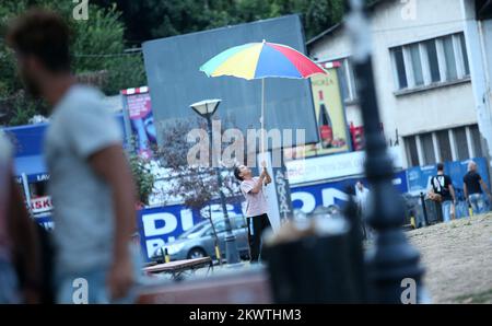 19.08.2015., Belgrade, Serbie - des immigrants de Syrie, Somalie, Afghanistan, etc. Se sont rassemblés dans des parcs autour de la gare routière et ferroviaire de Belgrade. Actuellement, plus de 70 000 000 demandeurs d'asile attendent d'entrer dans l'UE en Serbie. Les camps de réfugiés sont pleins, et de plus en plus de gens se comvont chaque jour. Ils restent plusieurs heures et partent. Le nombre d’immigrants arrivant quotidiennement en Serbie ne chutera pas de sitôt, comme en témoignent les demandeurs d’asile eux-mêmes qui pensent que plusieurs millions de personnes traverseront la Serbie. Ils ont passé des nuits à l'extérieur, seulement quelques-uns ont une tente. Photo: Sanjin Strukic/ Banque D'Images