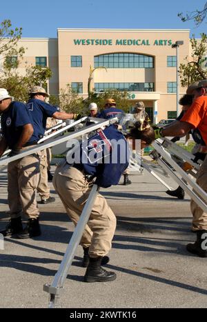 Plantation, FL, 27 octobre 2005 les membres de l'équipe d'assistance médicale en cas de catastrophe de la FEMA ont mis en place des tentes qui serviront de base d'opérations pour voir les patients au Centre médical régional de Westside. L'équipe DMAT est là pour aider à l'augmentation du nombre de patients à la salle d'urgence suite à l'ouragan Wilma. Photographies relatives aux programmes, aux activités et aux fonctionnaires de gestion des catastrophes et des situations d'urgence Banque D'Images