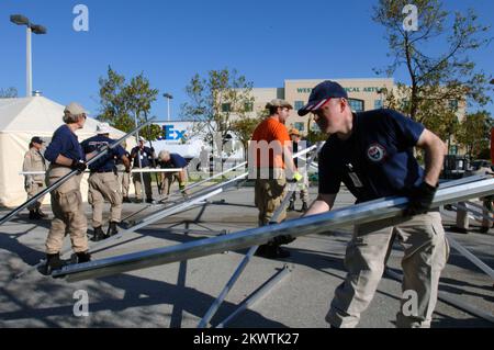 Ouragan Wilma, Plantation, FL, 27 octobre 2005 les membres de l'équipe d'assistance médicale en cas de catastrophe de la FEMA ont installé des tentes qui serviront de base d'opérations pour voir les patients au Centre médical régional de Westside. L'équipe DMAT est là pour aider à l'augmentation du nombre de patients à la salle d'urgence suite à l'ouragan Wilma. Photographies relatives aux programmes, aux activités et aux fonctionnaires de gestion des catastrophes et des situations d'urgence Banque D'Images