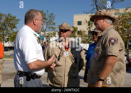 Ouragan Wilma, Plantation, FL, 27 octobre 2005 les membres de l'équipe d'assistance médicale en cas de catastrophe de la FEMA discutent des opérations avec le personnel local du Centre médical régional de Westside. L'équipe DMAT est là pour aider à l'augmentation du nombre de patients à la salle d'urgence suite à l'ouragan Wilma. Photographies relatives aux programmes, aux activités et aux fonctionnaires de gestion des catastrophes et des situations d'urgence Banque D'Images