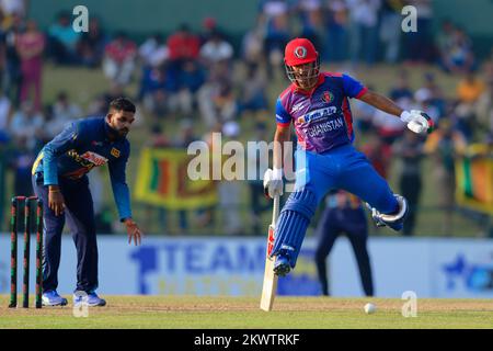 Kandy, Sri Lanka. 30th novembre 2022. Le Najibullah Zadran d'Afghanistan saute pour faire son terrain lors du match de cricket de l'ODI de 3rd entre le Sri Lanka et l'Afghanistan au Pallekele International Cricket Stadium de Kandy le 30th novembre 2022. Viraj Kothalwala/Alamy Live News Banque D'Images