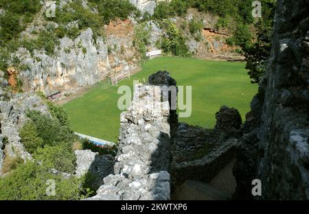 Stade de football notre Dame de Dolac est située sous les rochers le long du lac Bleu et à côté de l'ancienne forteresse et de Totana . Le stade est parmi les 12 plus insolites dans le monde dans la sélection du portail thisblogrules.com . Banque D'Images