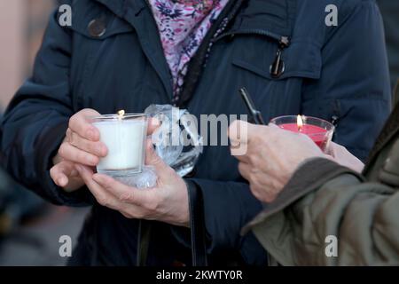 16.11.2015., Croatie, Zagreb - tout au long de la journée, les citoyens ont posé des fleurs et des bougies légères devant l'ambassade de France en l'honneur des victimes de l'attentat terroriste à Paris. Photo: Patrik Macek/PIXSELL Banque D'Images