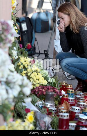 16.11.2015., Croatie, Zagreb - tout au long de la journée, les citoyens ont posé des fleurs et des bougies légères devant l'ambassade de France en l'honneur des victimes de l'attentat terroriste à Paris. Photo: Patrik Macek/PIXSELL Banque D'Images