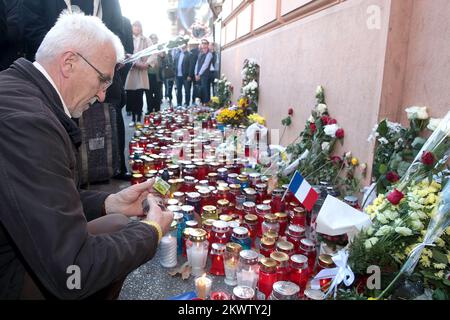 16.11.2015., Croatie, Zagreb - tout au long de la journée, les citoyens ont posé des fleurs et des bougies légères devant l'ambassade de France en l'honneur des victimes de l'attentat terroriste à Paris. Photo: Patrik Macek/PIXSELL Banque D'Images