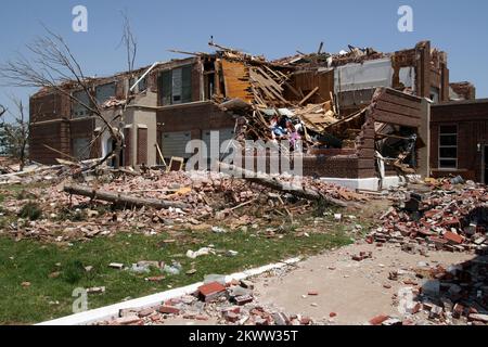 Tempêtes, tornades et inondations graves, Greensburg, KS 16 mai, 2007 - l'école secondaire de Greensburg lourdement endommagée devra être démoli. Une tornade de F5 a frappé la ville sur 4 mai... Photographies relatives aux programmes, aux activités et aux fonctionnaires de gestion des catastrophes et des situations d'urgence Banque D'Images