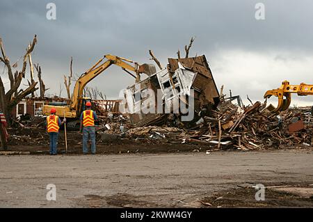 Tempêtes, tornades et inondations graves, Greensburg, KS 23 mai, 2007 - les employés de travaux publics prennent ce qui restait d'une maison, dix-neuf jours après une tornade de F5 détruit la plupart de la ville. Les débris seront éliminés dans le déversement local avant la fin de la journée. Photographies relatives aux programmes, aux activités et aux fonctionnaires de gestion des catastrophes et des situations d'urgence Banque D'Images