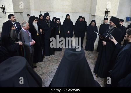 Lors d'une visite en Serbie, le prince de Galles a visité le monastère de Kovilj où il a été accueilli par l'évêque Irinej, Métropolitain de Zagreb et Ljubljana Porfirije, le père Isihije et l'archevêque orthodoxe Jeronim. Photo: PISCINE/PIXSELL Banque D'Images