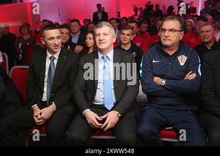 22.03.2016., Osijek, Croatie - le club officiel des supporters de l'équipe nationale croate de football Uvijek vjerni (toujours fidèle) ont remis leurs prix annuels pour 2015. Le maire de Vukovar Ivan Penava, président de la Fédération croate de football Davor Suker et entraîneur Ante Cacic. Photo: Marko Mrkonjic/PIXSELL Banque D'Images