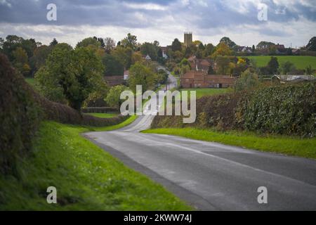 Village de Nottingham Nord, Askam, entrant en automne, avec l'église Saint-Nicolas assis en bonne place au-dessus du village Banque D'Images