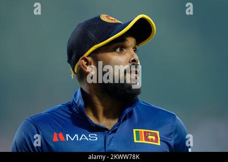 Kandy, Sri Lanka. 30th novembre 2022. Wanidu Hasaranga, du Sri Lanka, regarde pendant le match de cricket de l'ODI 3rd entre le Sri Lanka et l'Afghanistan au Pallekele International Cricket Stadium de Kandy le 30th novembre 2022. Viraj Kothalwala/Alamy Live News Banque D'Images