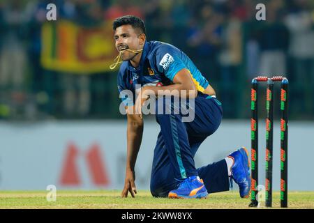 Kandy, Sri Lanka. 30th novembre 2022. Le Maheesh Theekshana du Sri Lanka regarde pendant le match de cricket de l'ODI 3rd entre le Sri Lanka et l'Afghanistan au Pallekele International Cricket Stadium de Kandy le 30th novembre 2022. Viraj Kothalwala/Alamy Live News Banque D'Images