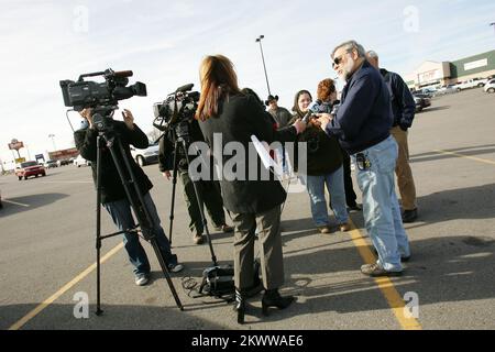 Menace grave d'incendie de forêt, Mustang, OK, 21 janvier 2006 le responsable de l'information publique de la FEMA, Win Henderson, tient un briefing de presse avant d'emmener les médias sur une visite des maisons détruites dans la région. Bob McMillan/ FEMA photo.. Photographies relatives aux programmes, aux activités et aux fonctionnaires de gestion des catastrophes et des situations d'urgence Banque D'Images