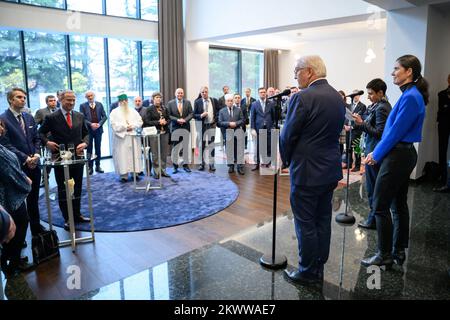 30 novembre 2022, Macédoine du Nord, Skopje: Le Président fédéral Frank-Walter Steinmeier, en compagnie d'Anke Holstein (r), Ambassadeur de la République fédérale d'Allemagne dans le Nord de la Macédoine, accueille les invités lors d'une réception à la résidence de l'Ambassadeur. Le Président Steinmeier visite les pays du nord de la Macédoine et l'Albanie au cours de son voyage de quatre jours dans les Balkans. Outre la situation dans la région et les effets de la guerre d'agression russe en Ukraine, le voyage se concentrera sur le soutien de l'Allemagne aux perspectives d'adhésion des pays à l'Union européenne. Photo: Bernd von Jutrcz Banque D'Images