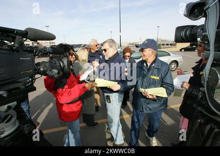 Menace grave d'incendie de forêt, Mustang, OK, 21 janvier 2006 le responsable de l'information publique de la FEMA, Win Henderson, tient un briefing de presse avant d'emmener les médias sur une visite des maisons détruites. Bob McMillan/ FEMA photo.. Photographies relatives aux programmes, aux activités et aux fonctionnaires de gestion des catastrophes et des situations d'urgence Banque D'Images