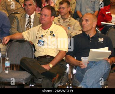 L'ouragan Rita, Lake Charles, LA, 31 mars 2006 - Officier de coordination de l'État de Louisiane, le colonel Tom Kirkpatrick (L) et l'officier de coordination fédéral, Scott Wells (R), sont des participants et des présentateurs à cette Journée d'information sur les affaires intergouvernementales à Lake Charles, LA. Robert Kaufmann/FEMA... Photographies relatives aux programmes, aux activités et aux fonctionnaires de gestion des catastrophes et des situations d'urgence Banque D'Images