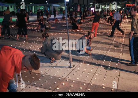 09.07.2016., Croatie, Osijek - Un grand nombre de citoyens ont assisté à l'action de brûler des bougies et de respecter les victimes de Srebrenica. L'action a été organisée par Auxilium, et il a été allumé 8732 bougies. Banque D'Images