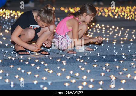 09.07.2016., Croatie, Osijek - Un grand nombre de citoyens ont assisté à l'action de brûler des bougies et de respecter les victimes de Srebrenica. L'action a été organisée par Auxilium, et il a été allumé 8732 bougies. Banque D'Images