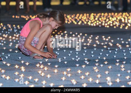 09.07.2016., Croatie, Osijek - Un grand nombre de citoyens ont assisté à l'action de brûler des bougies et de respecter les victimes de Srebrenica. L'action a été organisée par Auxilium, et il a été allumé 8732 bougies. Banque D'Images