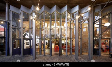 Intérieur éclairé au crépuscule, vue depuis les vues. Camden Town Beer Hall, Londres, Royaume-Uni. Architecte : Gundry & Ducker, 2021. Banque D'Images
