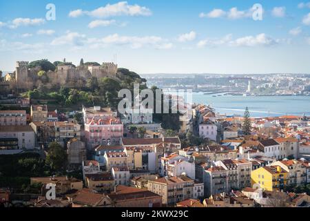 Vue aérienne de Lisbonne avec le château Saint Georges (Castelo de Sao Jorge) - Lisbonne, Portugal Banque D'Images