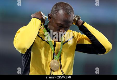 Usain Bolt de la Jamaïque pose avec la médaille d'or après l'épreuve masculine de 200 mètres pendant les Jeux Olympiques de Rio 2016 à Rio de Janeiro, Brésil sur 19 août 2016. Banque D'Images