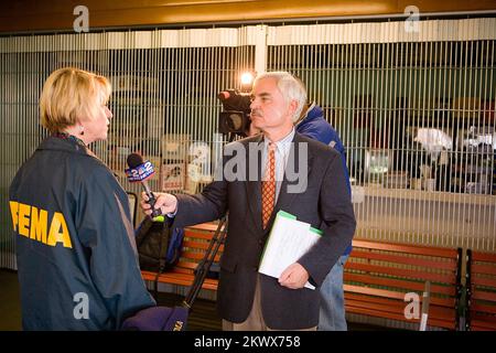 Tempêtes et inondations graves, 6 novembre 2006, Buffalo, NY - Janet Lowe, agente d'information publique (PIO) de la FEMA, est interviewée par Mike Eigo, rédacteur en chef des affaires de consommation de Channel 2, NBC, à l'occasion de l'ouverture du Centre de reprise après sinistre de Tonawanda, dans la banlieue de Buffalo. Les OIP de la FEMA travaillent avec les médias qui couvrent les catastrophes. Photographies relatives aux programmes, aux activités et aux fonctionnaires de gestion des catastrophes et des situations d'urgence Banque D'Images