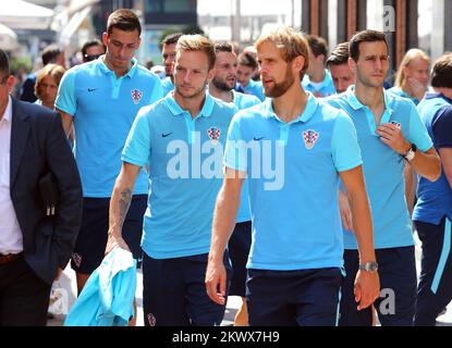 04.09.2016., Zagreb, Croatie - les joueurs et le personnel de l'équipe nationale croate de football ont bu du café sur la place des fleurs et flânez dans le centre de Zagreb sur la surprise et l'excitation des citoyens. Lovre Kalinic, Ivan Rakitique, Ivan Strinic; Nikola Kalinic. Banque D'Images