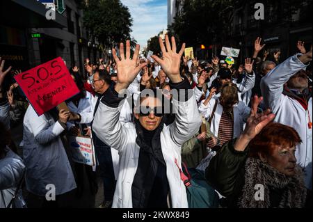 Madrid, Espagne. 30th novembre 2022. Les travailleurs de la santé protestant lors d'une manifestation où des centaines de travailleurs de la santé des soins primaires se sont rendus dans la rue pendant une journée de grève pour exiger de meilleures conditions de travail pour le système de santé public. Credit: Marcos del Mazo/Alay Live News Banque D'Images