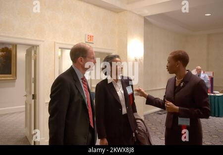 Washington, DC, 13 décembre 2006 l'amiral Harvey Johnson de la FEMA et la directrice de l'EEO Pauline Campbell s'entretiennent avec Claudia Gordon, conseillère principale en politiques pour les droits civils, lors de la conférence de 2006 sur l'Initiative de protection civile pour la protection des personnes handicapées, dans le nord-ouest de l'État de Washington, DC. Bill Koplitz/FEMA... Photographies relatives aux programmes, aux activités et aux fonctionnaires de gestion des catastrophes et des situations d'urgence Banque D'Images