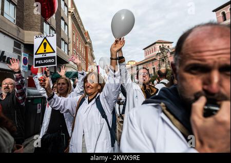 Madrid, Espagne. 30th novembre 2022. Les travailleurs de la santé protestant lors d'une manifestation où des centaines de travailleurs de la santé des soins primaires se sont rendus dans la rue pendant une journée de grève pour exiger de meilleures conditions de travail pour le système de santé public. Credit: Marcos del Mazo/Alay Live News Banque D'Images