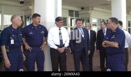 Miami, FL, 19 janvier 2007 - David Paulison, directeur de la FEMA, et des membres de la délégation de la Fédération de Russie discutent des opérations de la station de la Garde côtière de Miami avec le contre-amiral David Kunkel. Photo de gauche à droite : le capitaine Robert Grant, le capitaine Karl Schultz, le directeur Paulison, le premier sous-ministre Yuri Vorobiev et le RADM David Kunkel. .. Photographies relatives aux programmes, aux activités et aux fonctionnaires de gestion des catastrophes et des situations d'urgence Banque D'Images