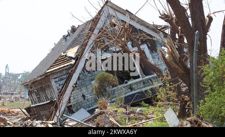 Tempête violente Tornado - Joplin, Missouri. , 7 juin 2011 la deuxième histoire d'une maison se trouve dans la route après qu'une tornade de EF5 l'a séparée de sa base. La FEMA est à Joplin pour apporter son soutien aux survivants de catastrophes. Suzanne Everson/FEMA. Missouri : tempêtes, tornades et inondations graves. Photographies relatives aux programmes, aux activités et aux fonctionnaires de gestion des catastrophes et des situations d'urgence Banque D'Images