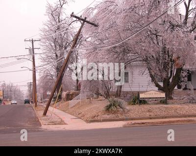 Tempêtes et inondations hivernales graves, Springfield, Mo, 1-18-07 - ce poteau de service public se penche de façon précaire sur le poids de fils couverts de glace et de branches cassées. Des arbres abattus et de la glace ont surpassé de nombreux pôles de puissance dans le Missouri. FEMA photo/Michael Raphael. Photographies relatives aux programmes, aux activités et aux fonctionnaires de gestion des catastrophes et des situations d'urgence Banque D'Images