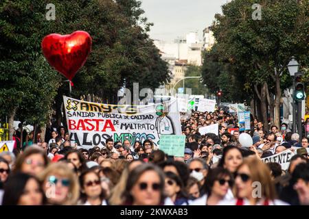 Madrid, Espagne. 30th novembre 2022. Les travailleurs de la santé protestant lors d'une manifestation où des centaines de travailleurs de la santé des soins primaires se sont rendus dans la rue pendant une journée de grève pour exiger de meilleures conditions de travail pour le système de santé public. Credit: Marcos del Mazo/Alay Live News Banque D'Images