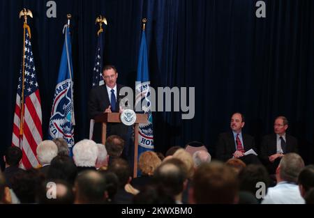 Washington, DC, 22 janvier 2007 R. David Paulison décrit la réorganisation de la FEMA sur le podium lors d'une réunion à tous les mains au siège de la FEMA. M. Paulison prend le nouveau titre d'administrateur de la FEMA. La FEMA sera composée (sur 31 mars 2007) de la United States Fire Administration (USFA), du Bureau des subventions et de la formation (G&T), de la Division de la protection civile des stocks de produits chimiques (CCEP), Le Programme de protection radiologique d'urgence (REPP) et le Bureau de coordination de la région de la capitale nationale (CNR), tel que prescrit par la Loi sur la gestion des urgences après Katrina. Sur la scène derrière salut Banque D'Images