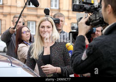 Ancien coureur de ski alpin de la coupe du monde et médaillé d'or olympique quatre fois, Janica Kostelic, quitte 'Banski dvori' où a eu lieu la première réunion du gouvernement. Banque D'Images