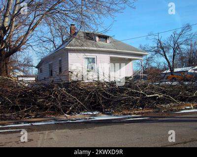 Tempêtes et inondations hivernales graves, Springfield, Missouri (2-05-07) - les branches d'arbres reposent sur une maison nord de Springfield où les débris bordent le trottoir, attendant que les équipages le ramasse. Des membres cassés ont frappé un certain nombre de maisons lorsqu'ils ont été délestés par la glace de la tempête qui a balayé le Missouri du 12 au 14 janvier 2007. FEMA photo/Michael Raphael. Photographies relatives aux programmes, aux activités et aux fonctionnaires de gestion des catastrophes et des situations d'urgence Banque D'Images