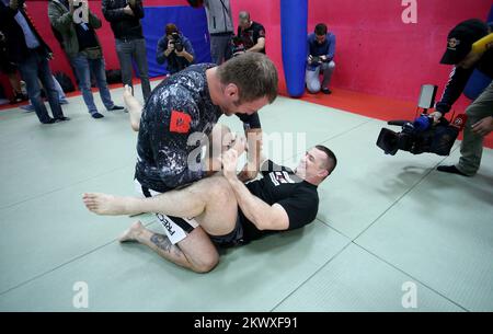 03.11.2016., Zagreb, Croatie - Stipe Miocic, championne de poids lourd de l'UFC, est venu en Croatie pour célébrer son premier titre de défense. Outre de nombreux entretiens et une séance de rencontre avec ses fans, Stipe s'était entraîné avec Mirko Cro COP Filipovic. Banque D'Images