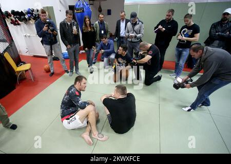 03.11.2016., Zagreb, Croatie - Stipe Miocic, championne de poids lourd de l'UFC, est venu en Croatie pour célébrer son premier titre de défense. Outre de nombreux entretiens et une séance de rencontre avec ses fans, Stipe s'était entraîné avec Mirko Cro COP Filipovic. Banque D'Images