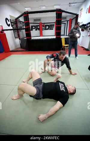 03.11.2016., Zagreb, Croatie - Stipe Miocic, championne de poids lourd de l'UFC, est venu en Croatie pour célébrer son premier titre de défense. Outre de nombreux entretiens et une séance de rencontre avec ses fans, Stipe s'était entraîné avec Mirko Cro COP Filipovic. Banque D'Images